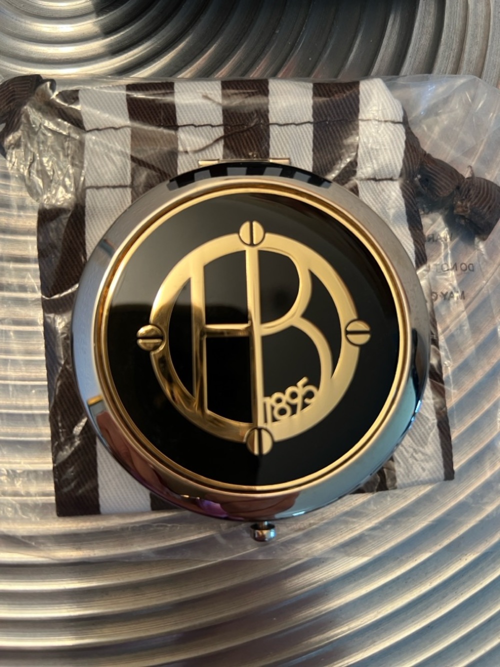 HENRI BENDEL NWOT SIGNATURE COMPACT MIRROR - Picture 2 of 8